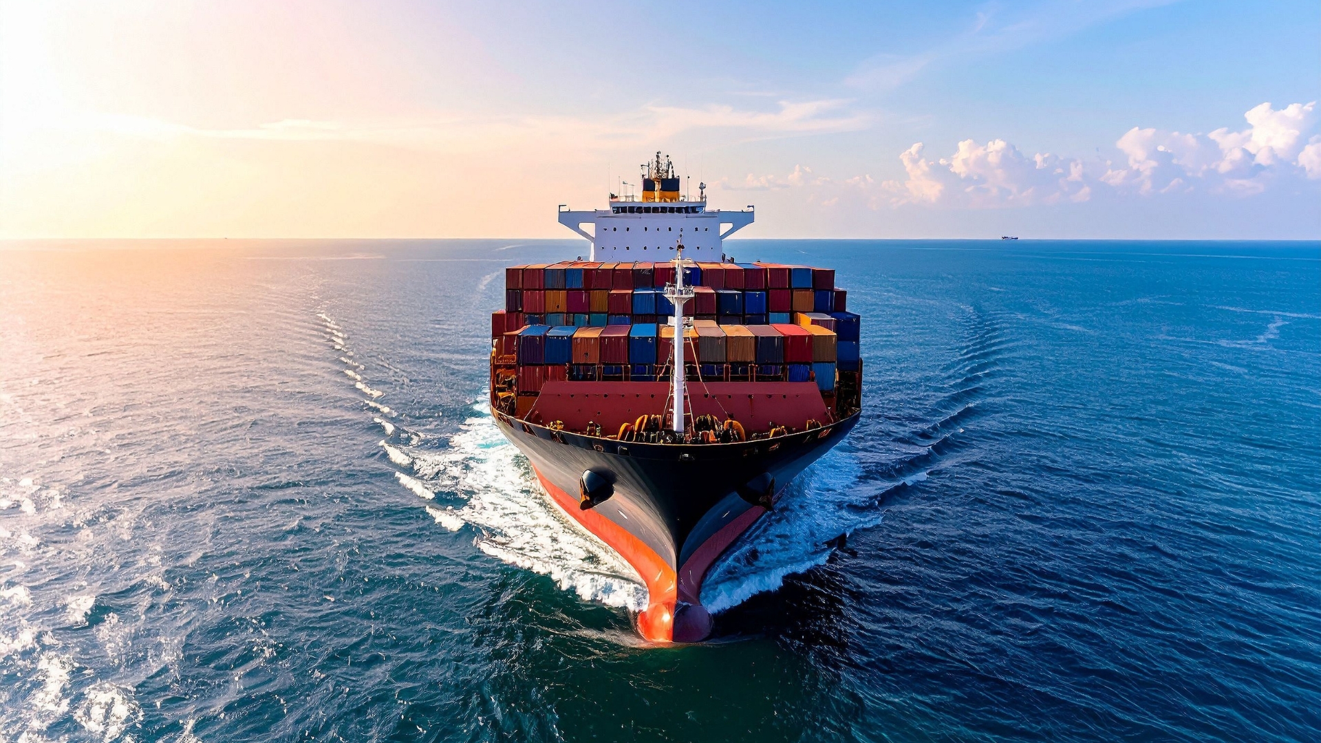 Морские перевозки - Контейнеровоз и вид порта